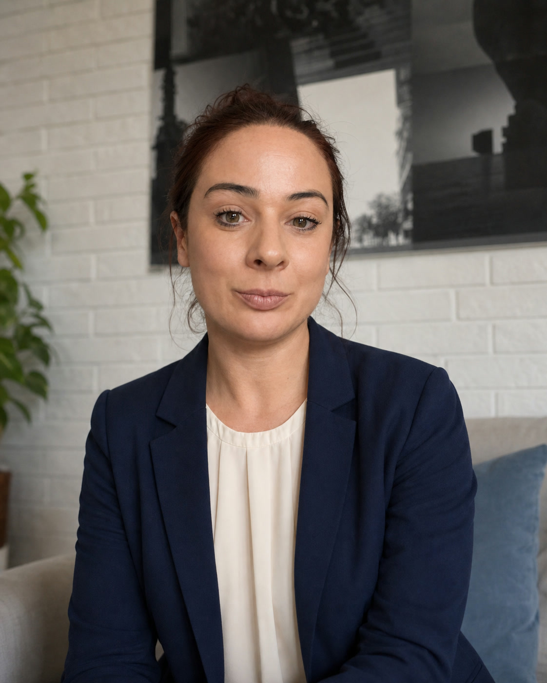 Portret Ani w granatowej marynarce, w jasnym wnętrzu